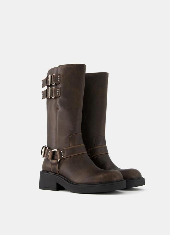 Botas con hebillas de Stradivarius, 49,99 euros.