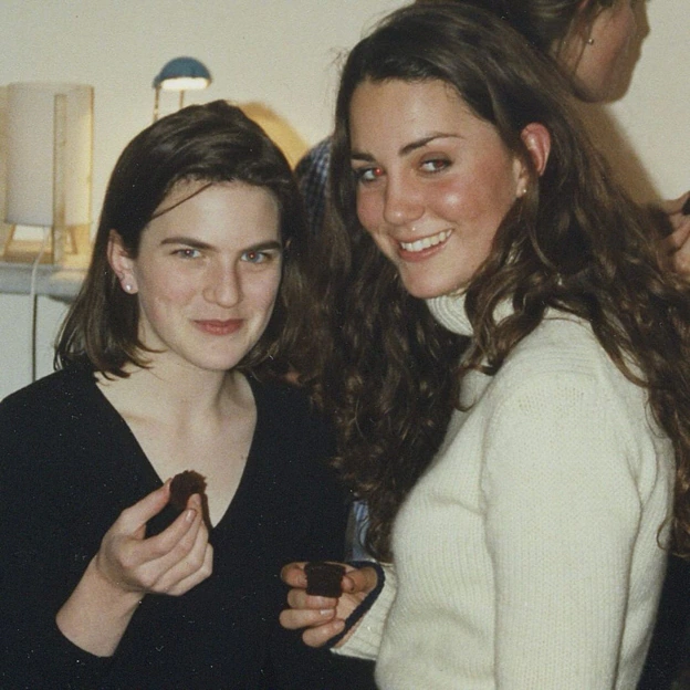 La foto de Laura junto a una joven Kate Middleton. 