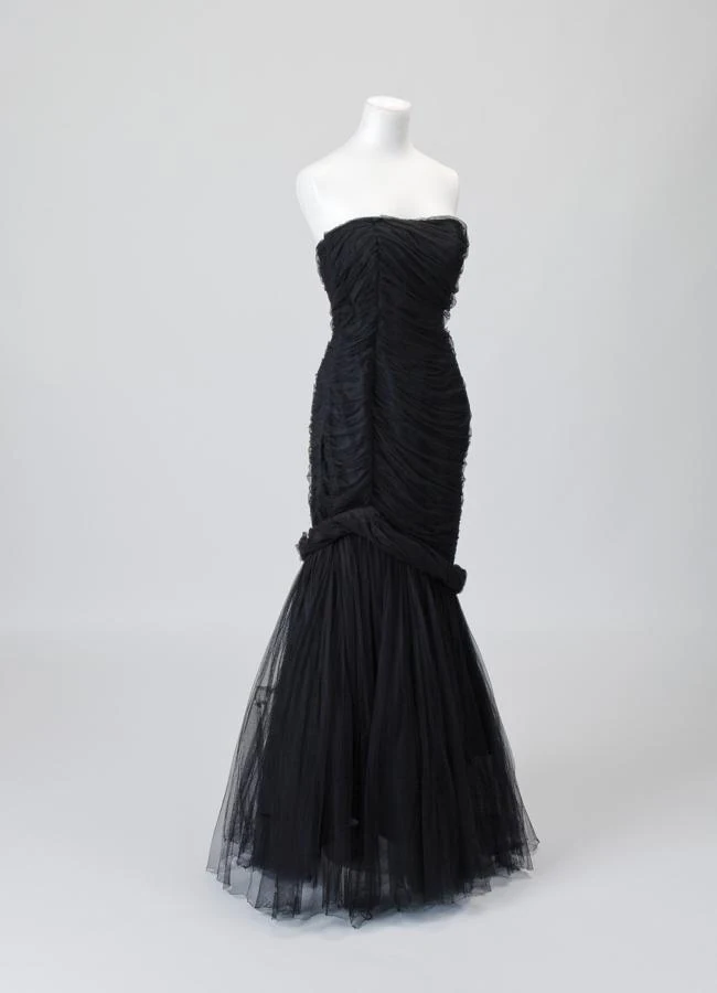 Cristóbal Balenciaga, Traje de noche, ca. 1948. Fundació Antoni de Montpalau, donación Oleguer Armengol. (Foto: Jordi Puig) 