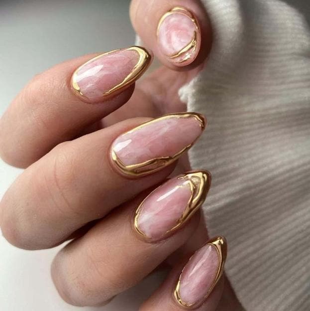 Uñas marmoladas con detalles dorados