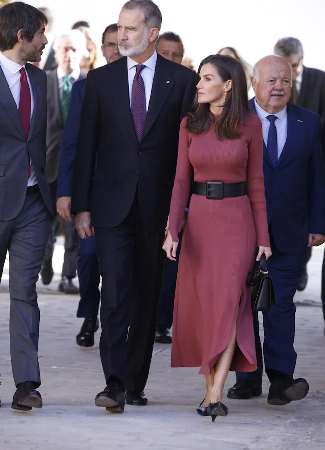 La reina Letizia con un maxi vestido de punto de la firma española Indi&Cold. Foto: Limited Pictures.