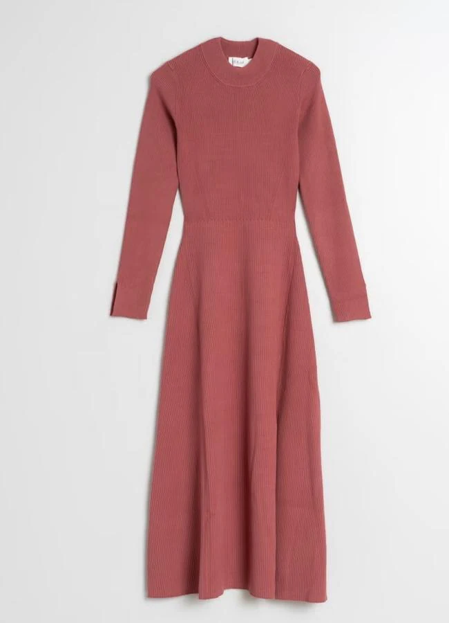 Maxi vestido de punto color marsala de Indi&Cold. Precio: 119 euros.