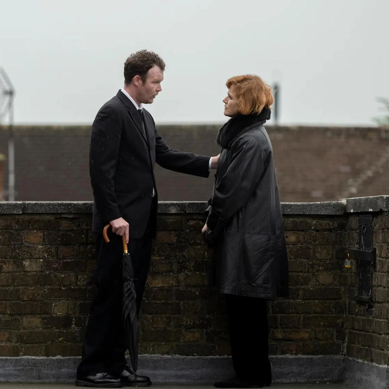 Seamus O'Hara como Mackers y Maxine Peake como Dolours Price en una imagen del último episodio de la miniserie No digas nada. /FX Networks