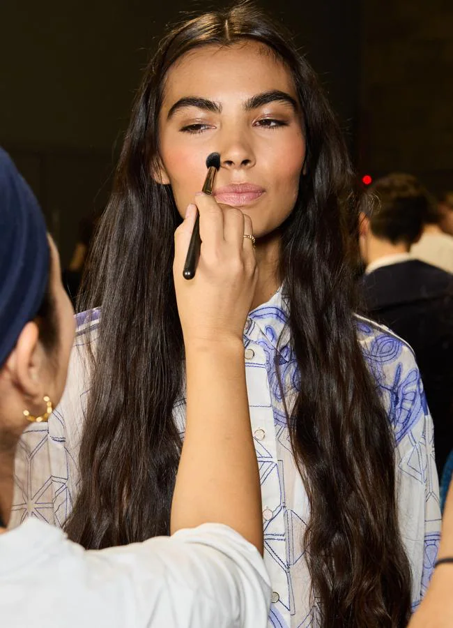 Una modelo en backstage. Foto: Launchmetrics Spotlight.