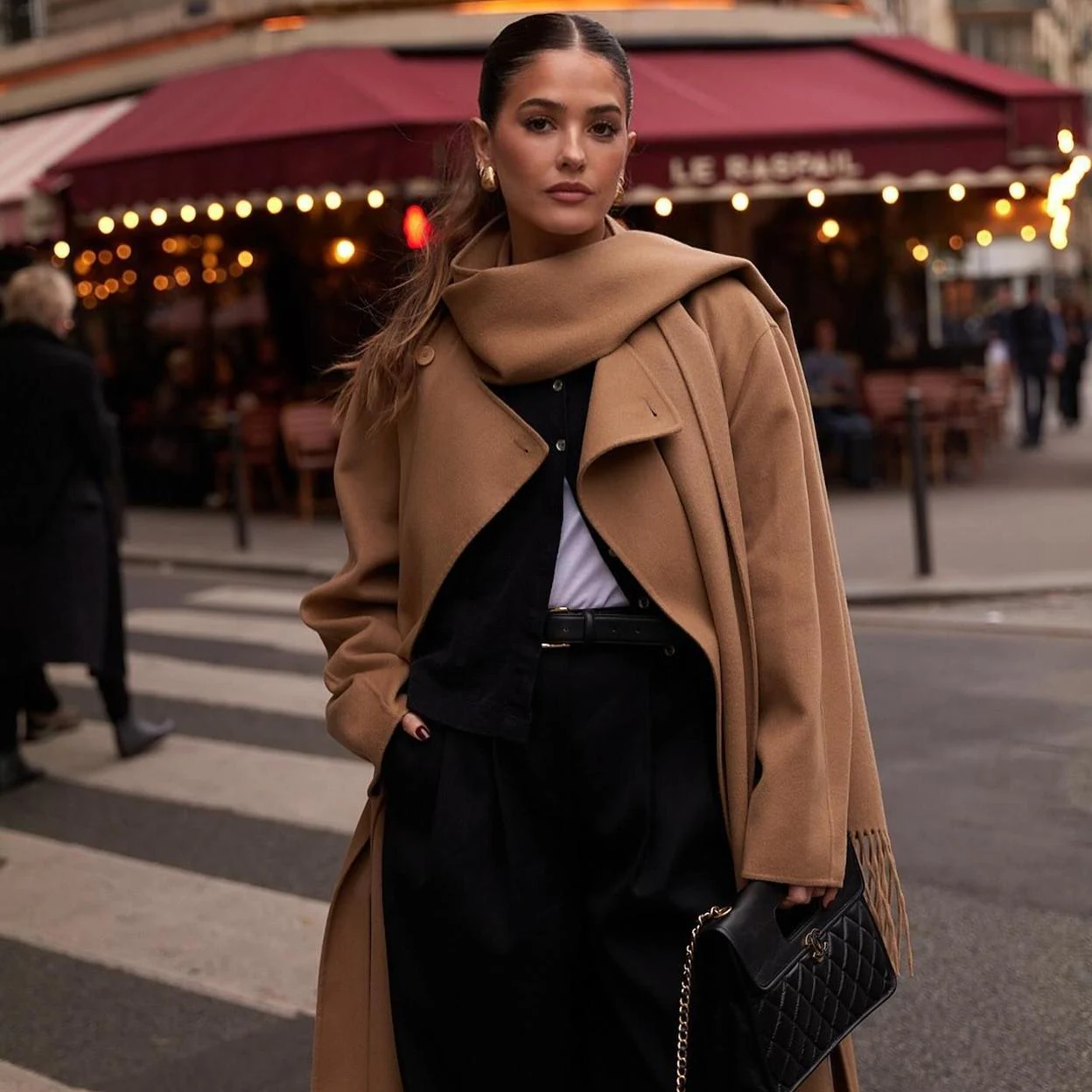 Influencer con look estiloso en París/@PAOLAALBERDI