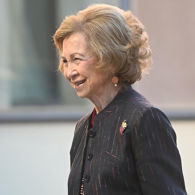 La reina Sofía estrena el bolso negro más tendencia del momento: el modelo tipo luna que sube el nivel de un look de diario