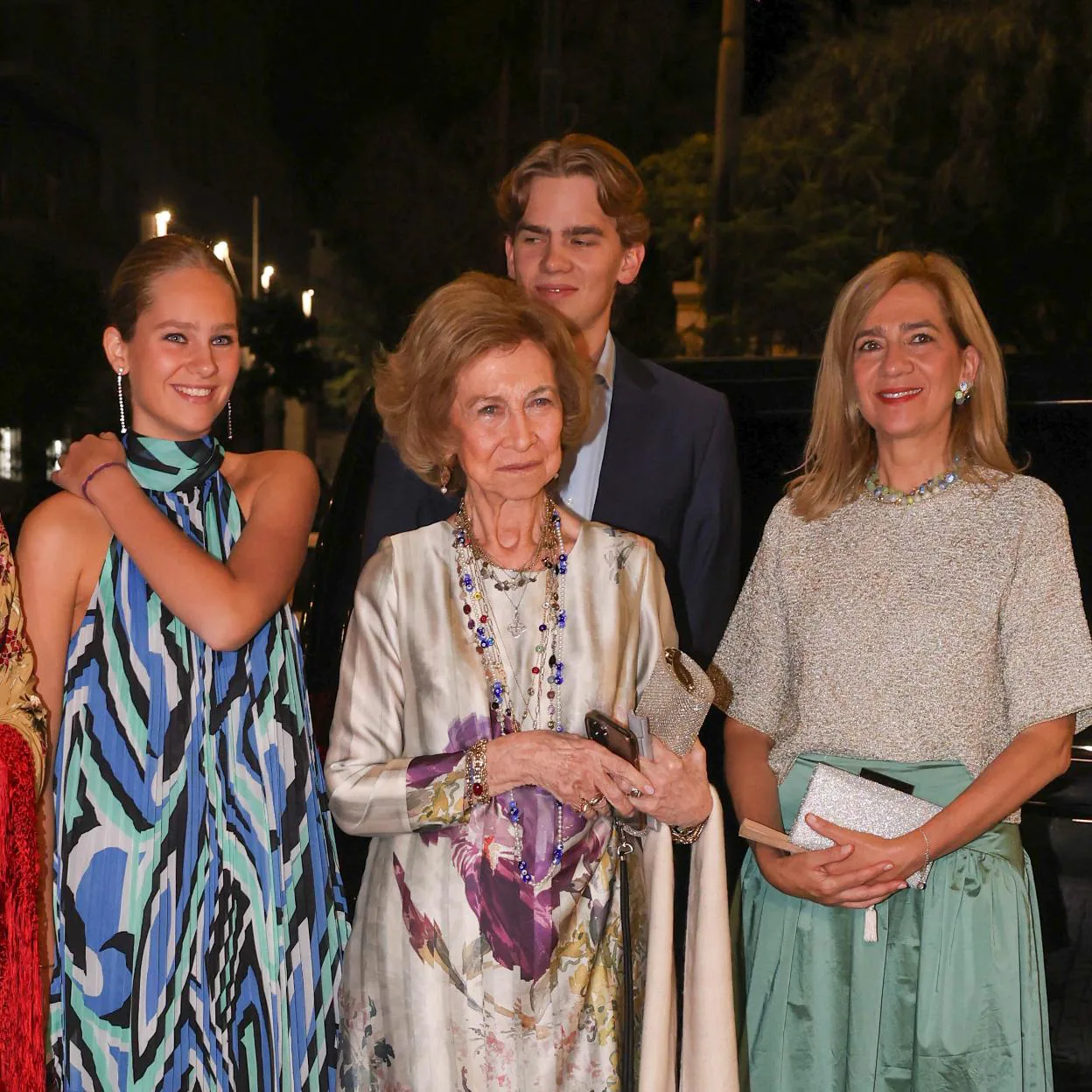 La reina Sofía, rodeada por los dos nietos que la han acompañado y la acompañan en Zarzuela: los dos hijos menores de la infanta Cristina, Irene y Miguel Urdangarin. /GETTY IMAGES