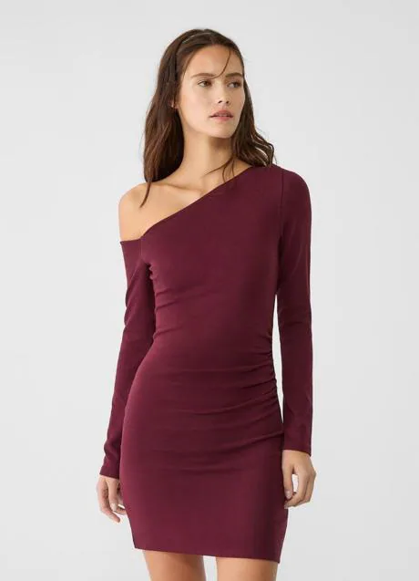 Vestido burdeos de Stradivarius (17,99 euros)