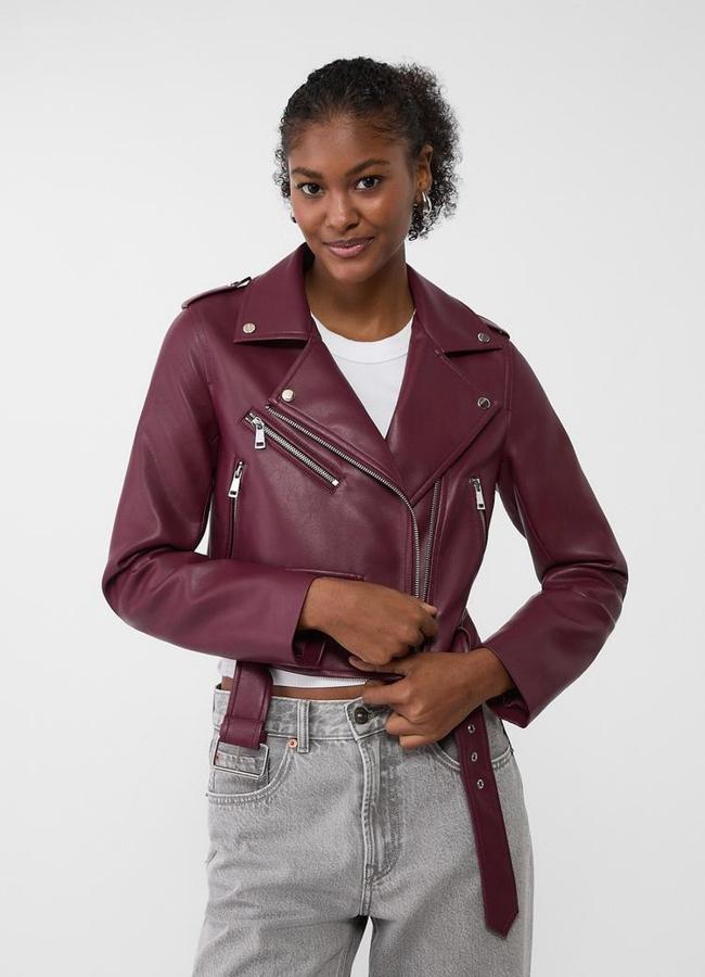 Chaqueta de cuero burdeos de Stradivarius, 29,99 euros.