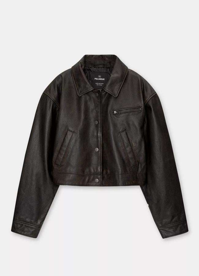 Chaqueta de piel negra de Pull&Bear, 99,95 euros.