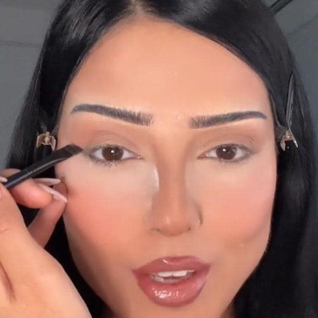 Influencer usando brocha biselada para hacer el eyeliner