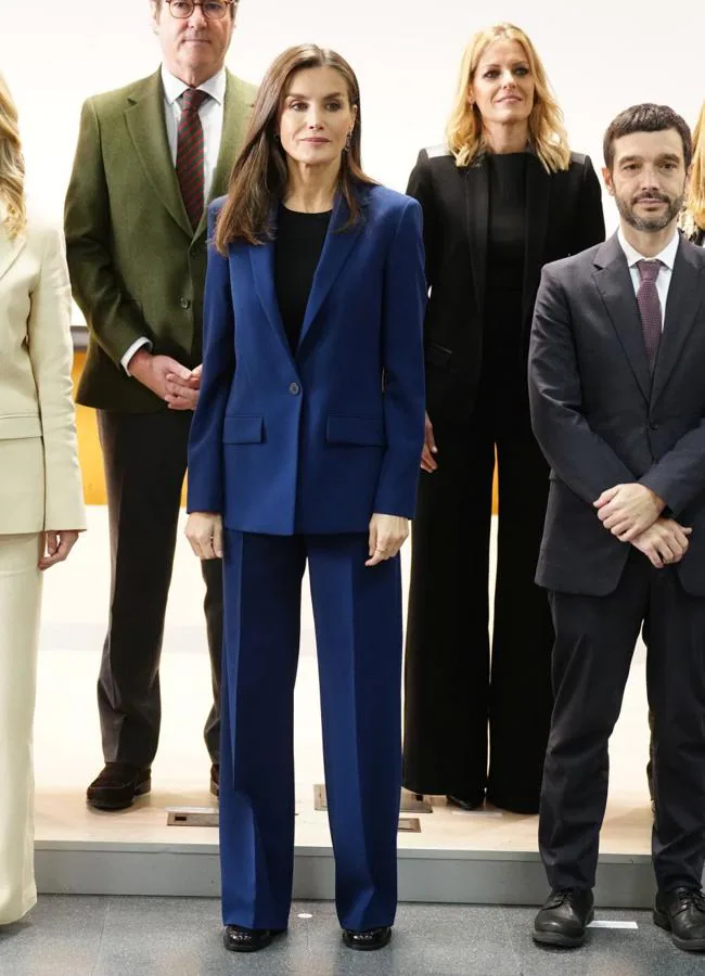 La reina Letizia ha estrenado un traje azul klein. / LIMITED PICTURES