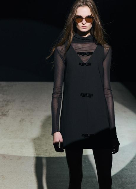 Vestido negro de Zara (29,99 euros)