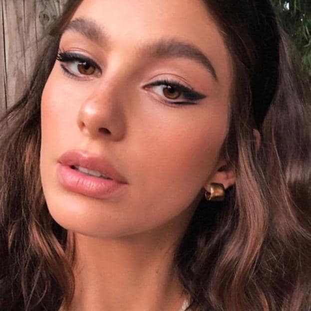 Camila Morrone con tendencia del delineado doble