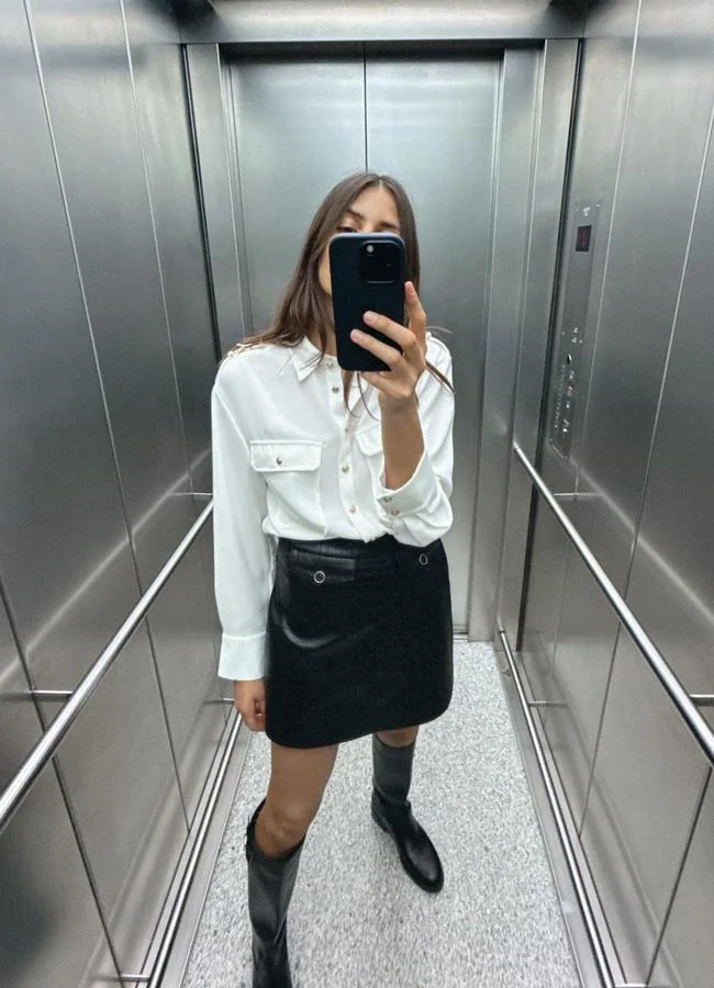 Minifalda de cuero de Zara (25,95 euros).