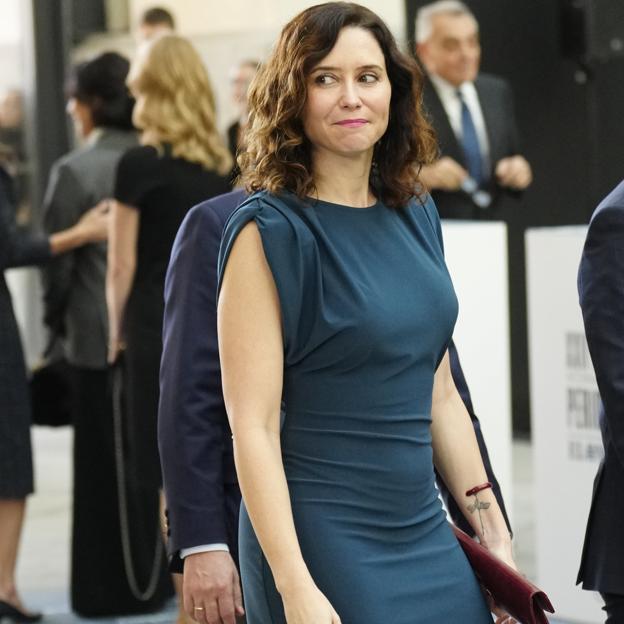 Isabel Díaz Ayuso repite el vestido de Zara más favorecedor de la temporada y estrena zapatos elegantes de Mango