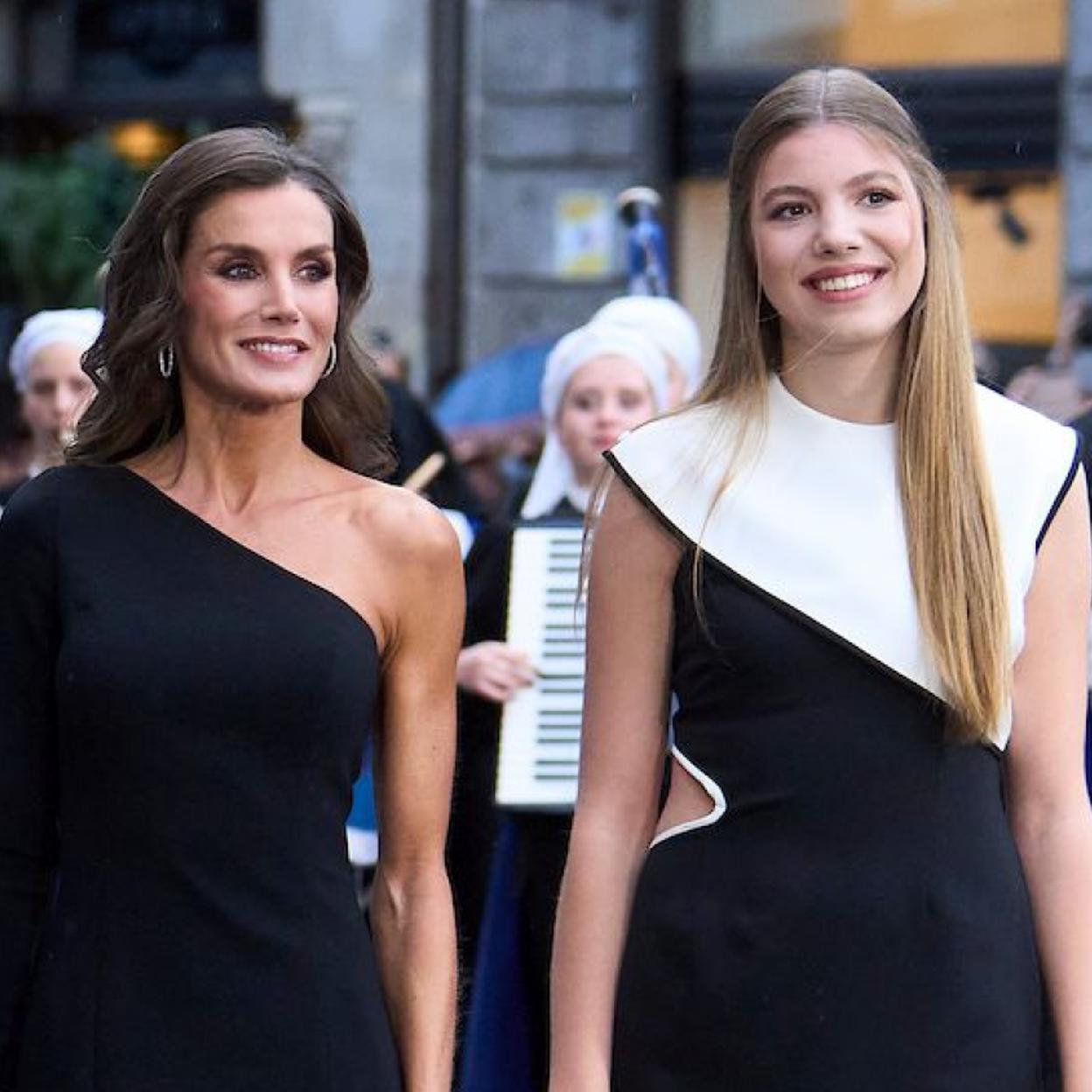 La infanta Sofía junto a su madre, la reina Letizia, en Oviedo. /limited pictures