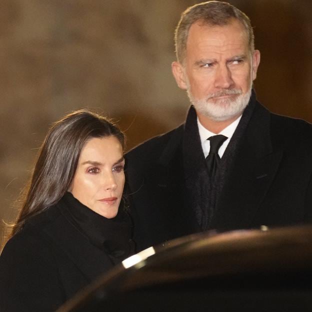 La reina Letizia, sobria y elegante, acude a la misa por los fallecidos de la DANA junto al rey Felipe