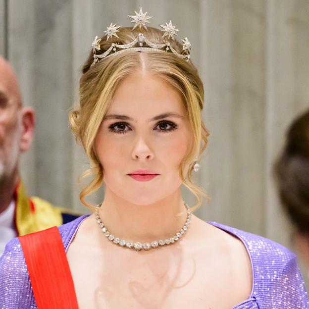 Amalia de Holanda, más reina que princesa: la tiara que le ha robado a Máxima y que podría llevar el día de su boda