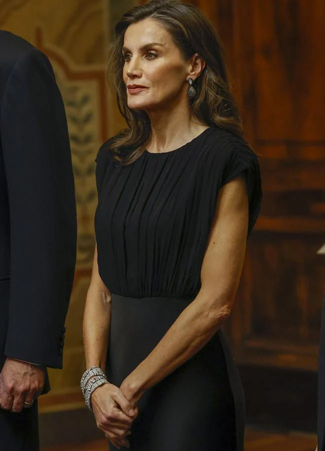 La reina Letizia con los pendientes suizos y las pulseras gemelas de Cartier. FOTO: Gtres.