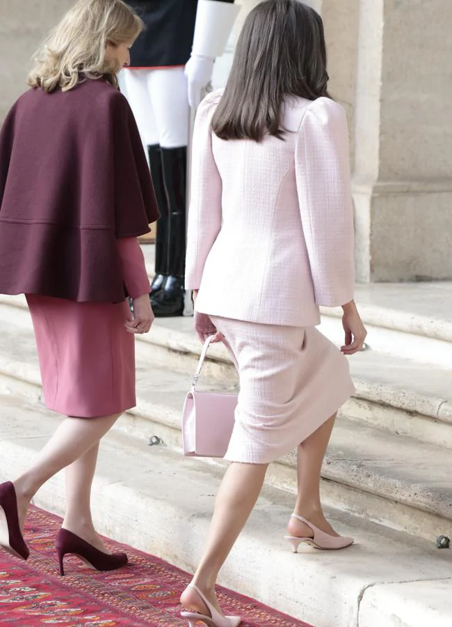 La reina Letizia ha apostado por un look de Carolina Herrera. (GTRES)