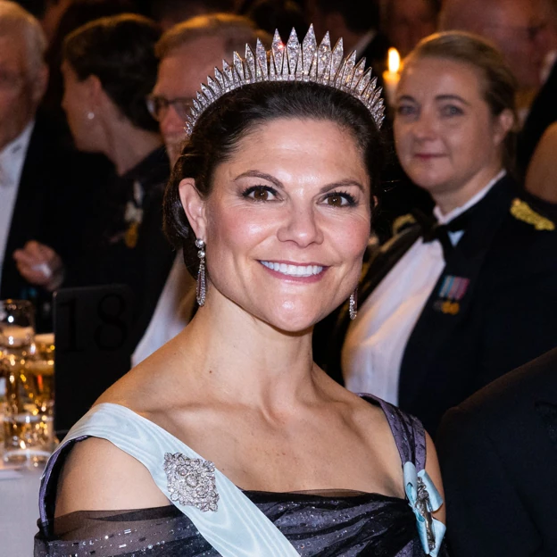 Duelo de tiaras en los Nobel 2024: de los diamantes de Victoria a los topacios de Sofía de Suecia, las mejores joyas de la gala