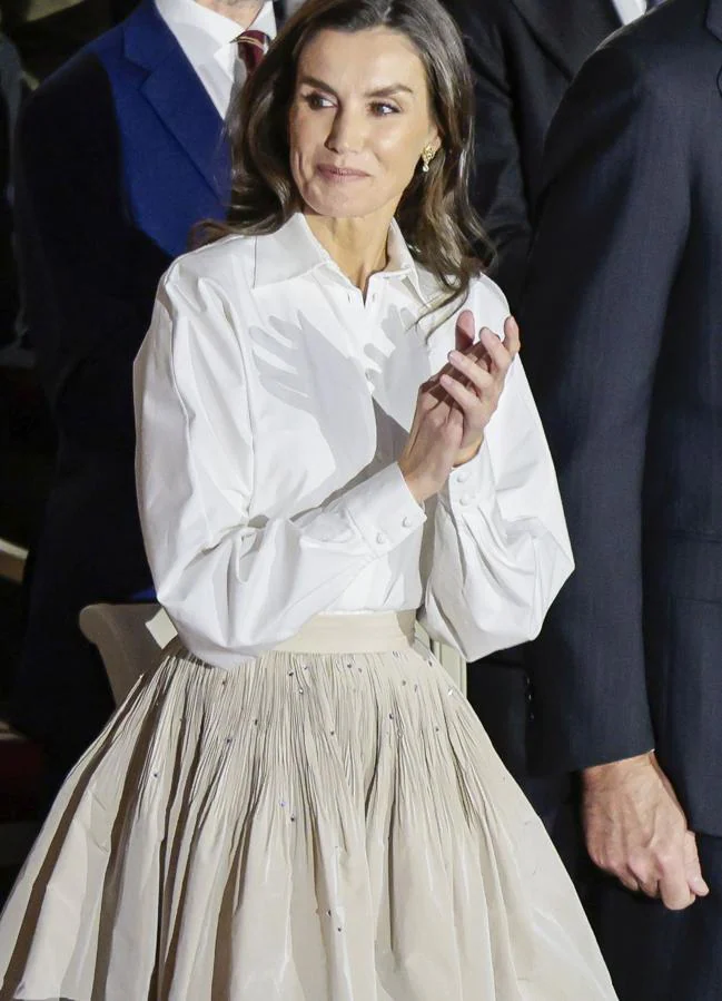 El Nuevo Look De La Reina Letizia En N Poles Estrena Una Espectacular Falda Con Brillantes Y