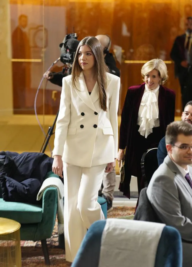 La infanta Sofía llevó un traje blanco muy parecido al de la reina Letizia y Leonor. / LIMITED PICTURES