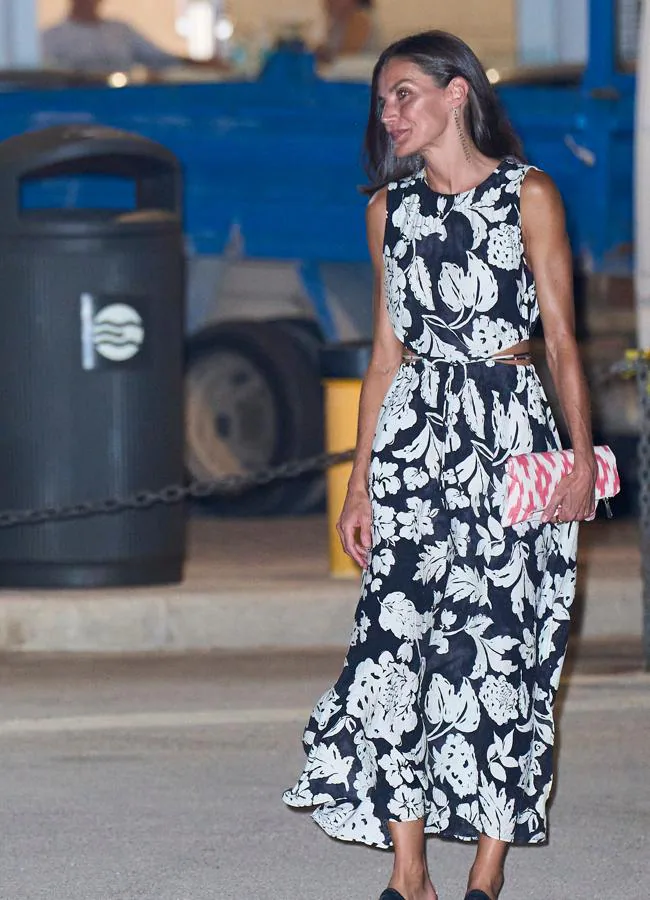 La reina Letizia con vestido estampado de flores de Mango en Mallorca en 2022. Foto: Limited Pictures.