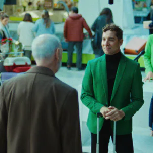 La chaqueta verde que ha convertido a David Bisbal en el Santa Claus de los aeropuertos