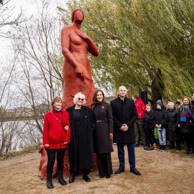 Mary de Dinamarca en la inauguración del monumento a la condesa Danner en el Día Internacional de la Eliminación de la Violencia contra la Mujer. 