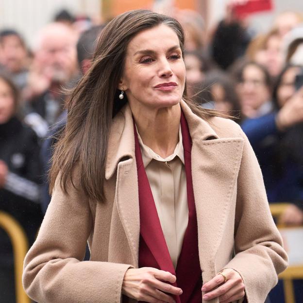 La reina Letizia accedió a tomarse varios 'selfies' en Cuenca, donde la esperaban decenas de personas.