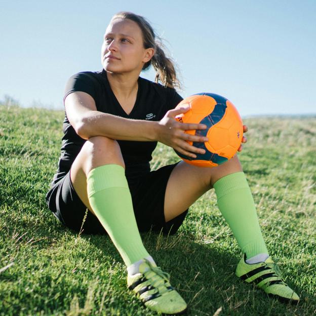 Mujer con un balón de fútbol.