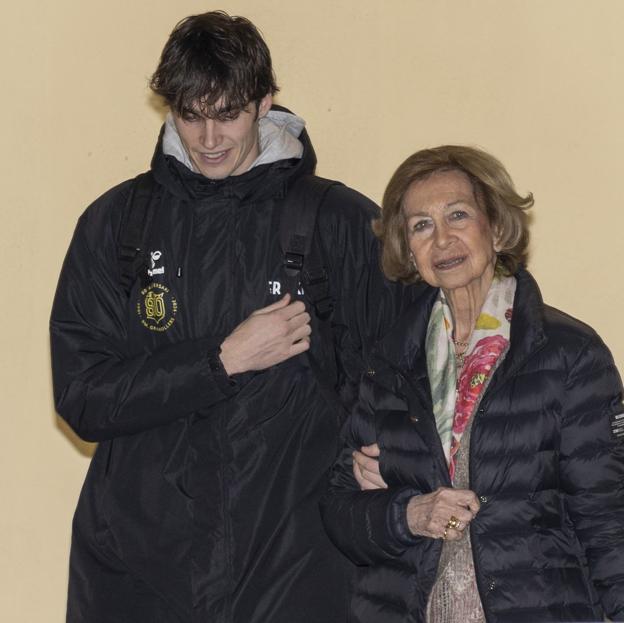 Pablo Urdangarín saliendo del partido junto a su abuela.