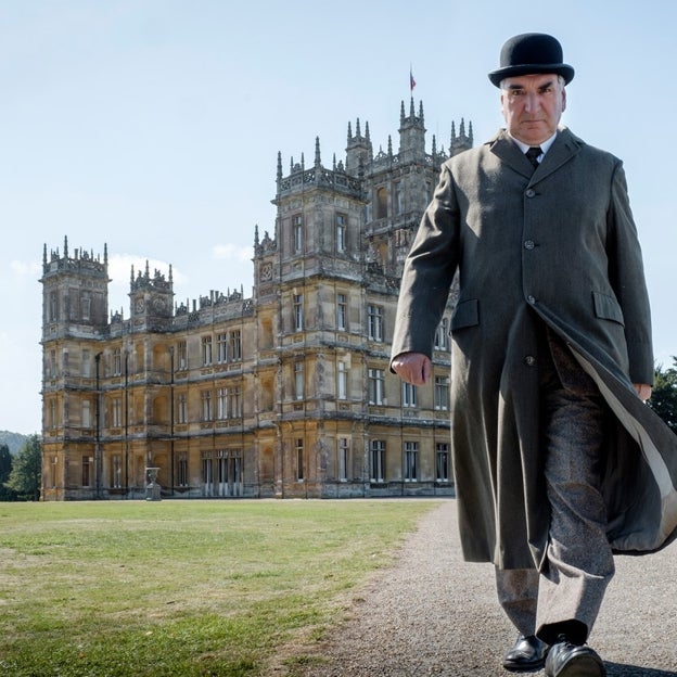 Una escena de 'Downton Abbey' con el castillo de los Carnarvon al fondo. 