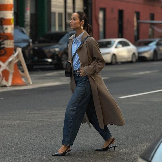 Influencer con zapatos de tacón bajo elegantes