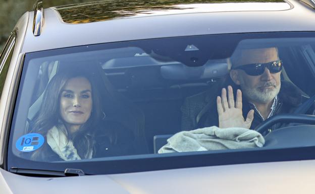 Los reyes Letizia y Felipe a su llegada a casa de Jesús Ortiz, padre de la reina.