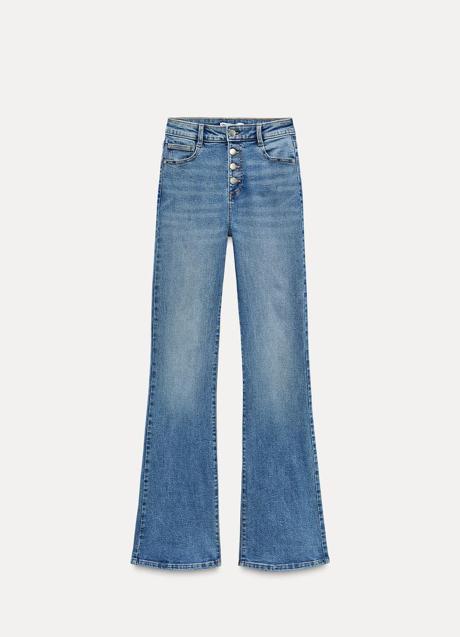 Vaqueros con botones de Zara (25,99 euros)