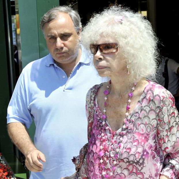 Fernando Martínez de Irujo, con su madre, la duquesa de Alba. 