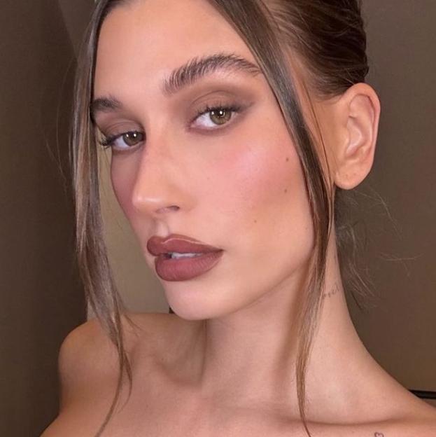 Hailey Bieber con maquillaje tendencia en tonos mocha mousse