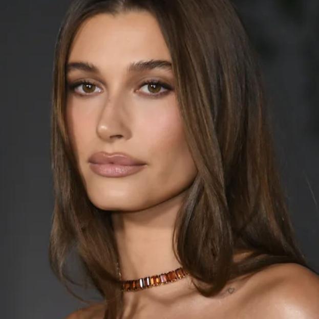 Por qué el maquillaje mocha mousse es tendencia en 2025: el look más natural y elegante