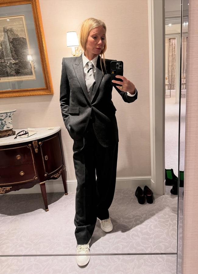 Gwyneth Paltrow con traje gris y corbata. Foto: @gwynethpaltrow