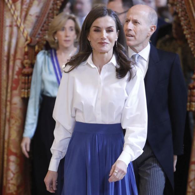 La reina Letizia arrasa de largo en la recepción al Cuerpo Diplomático: estrena falda azul con camisa blanca