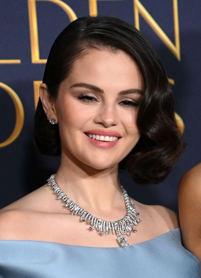 Selena Gomez con un peinado estilo Old Hollywood en los Globos de Oro. / GTRES