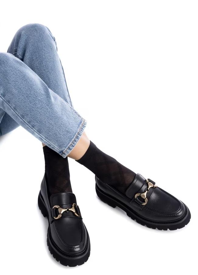 Mocasines negros con hebilla de Carmela, 59,95 euros (antes 89,95 euros). 