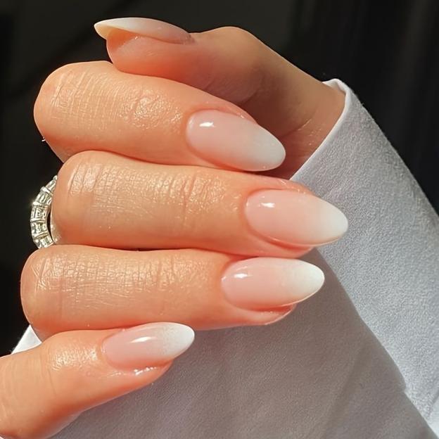 Uñas baby boomer o manicura francesa difuminada
