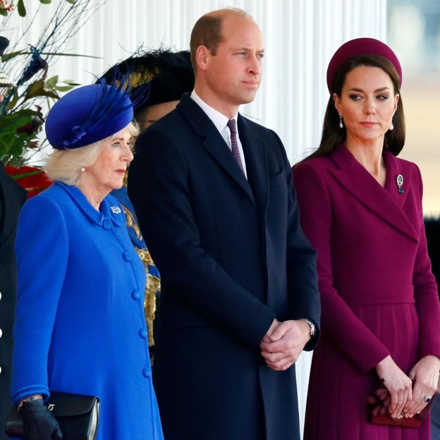 La reina Camilla junto a los príncipes de Gales. 