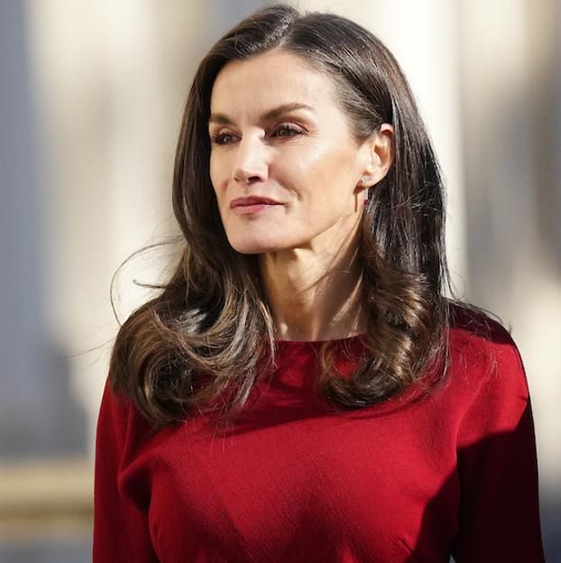 La reina Letizia repite su vestido de punto favorito en Barcelona: hace tipazo y lo combina con un bolso con mensaje oculto