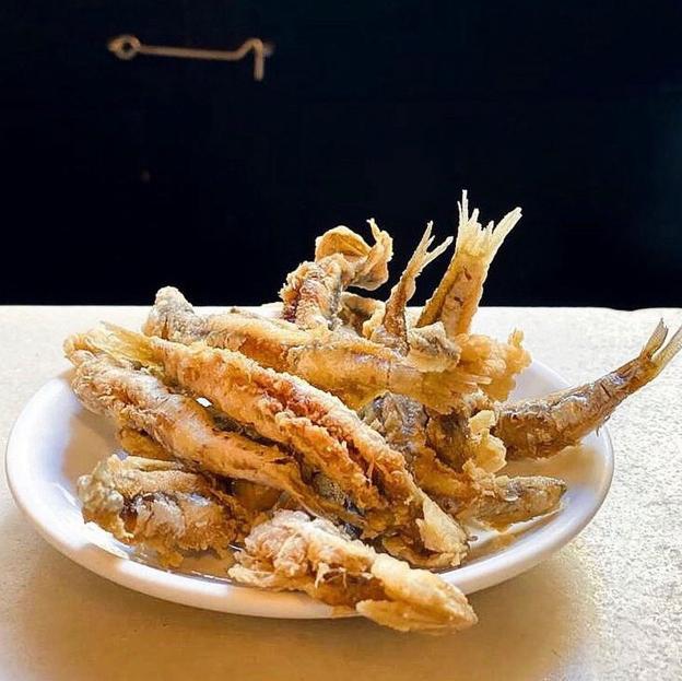 El pescaíto frito de Bar La Plata, un clásico de la restauración barcelonesa recomendado por Dani Roca.