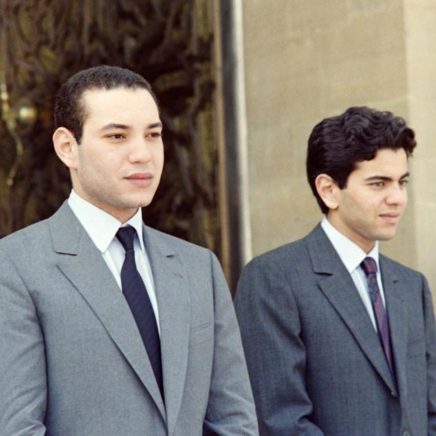 El rey Mohamed VI junto al príncipe Moulay Rachid, en una imagen de su juventud. 